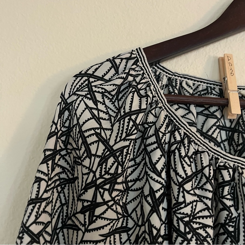 Max Studio Black And White Leaf Pattern Blouse - image 6